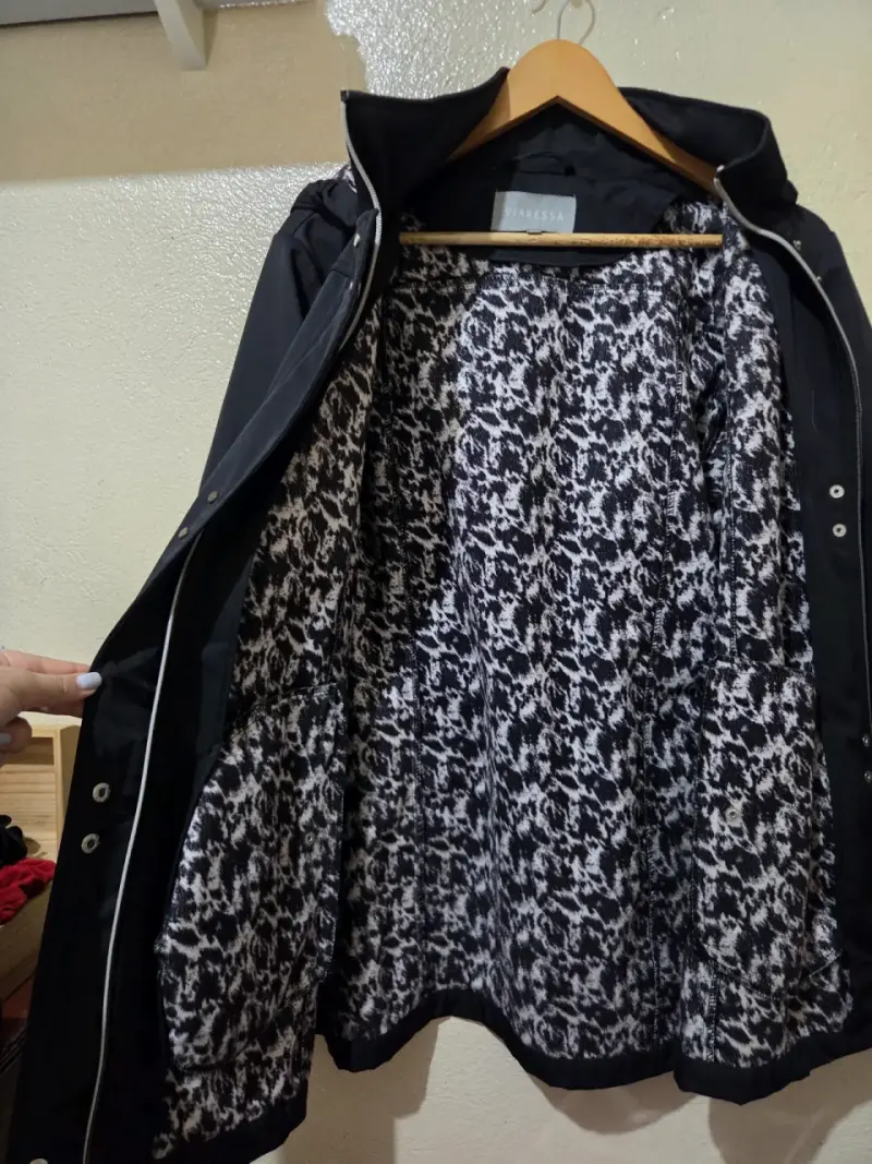 Chaqueta negra con capucha y forro estampado Viaressa - 2