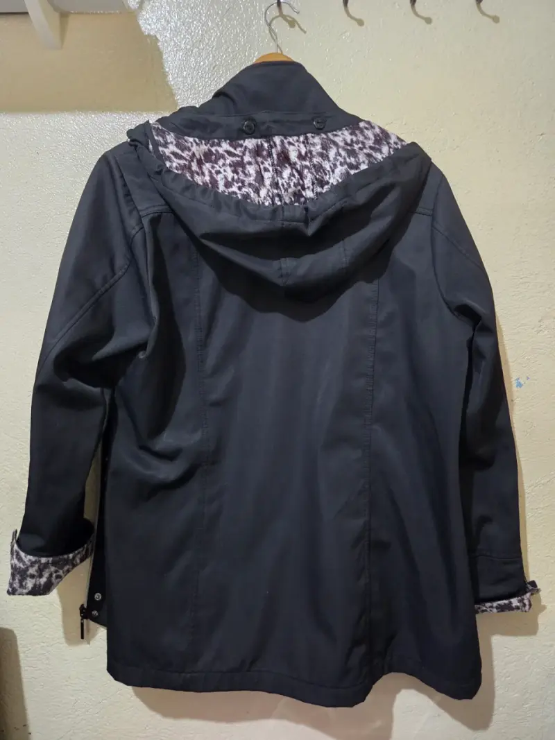 Chaqueta negra con capucha y forro estampado Viaressa - 3