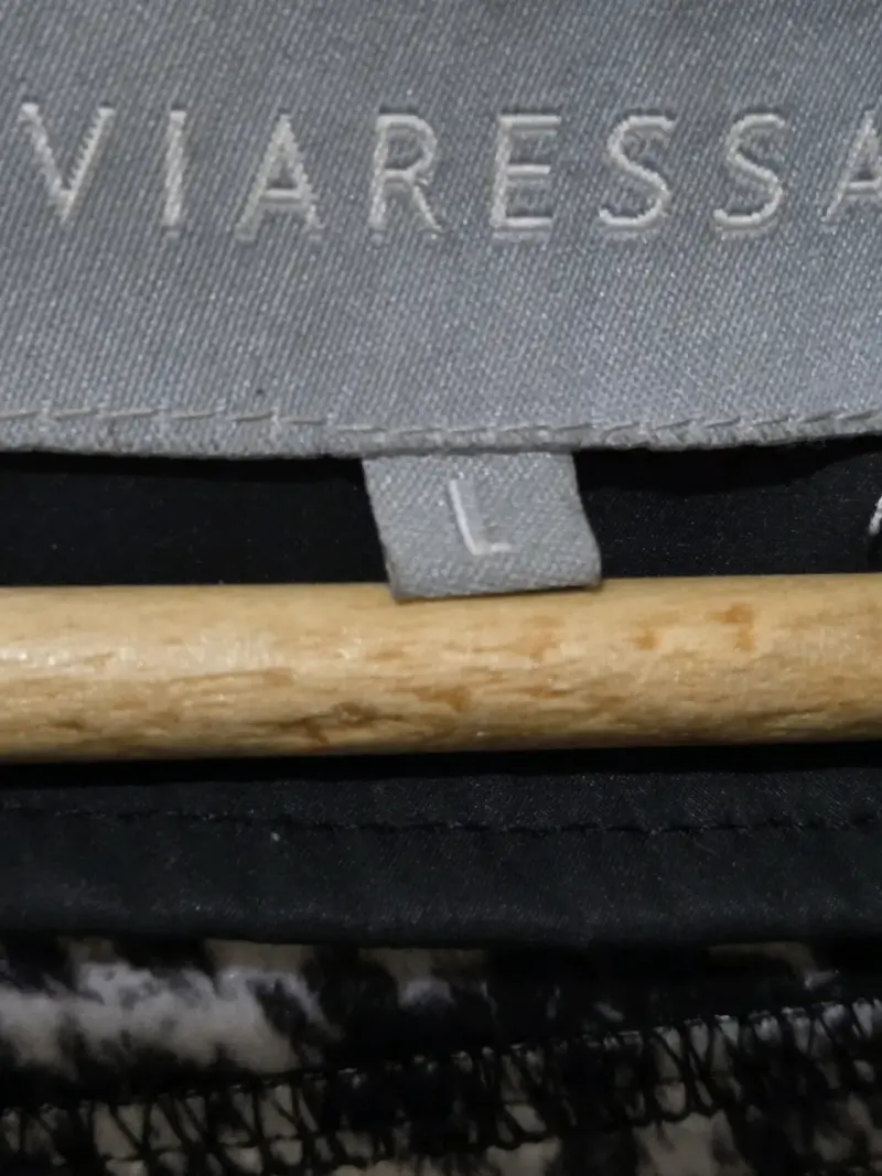 Chaqueta negra con capucha y forro estampado Viaressa - 4