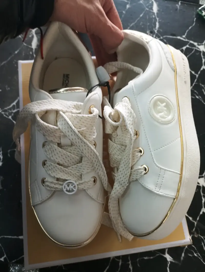 Zapatillas blancas de cuero con detalles dorados