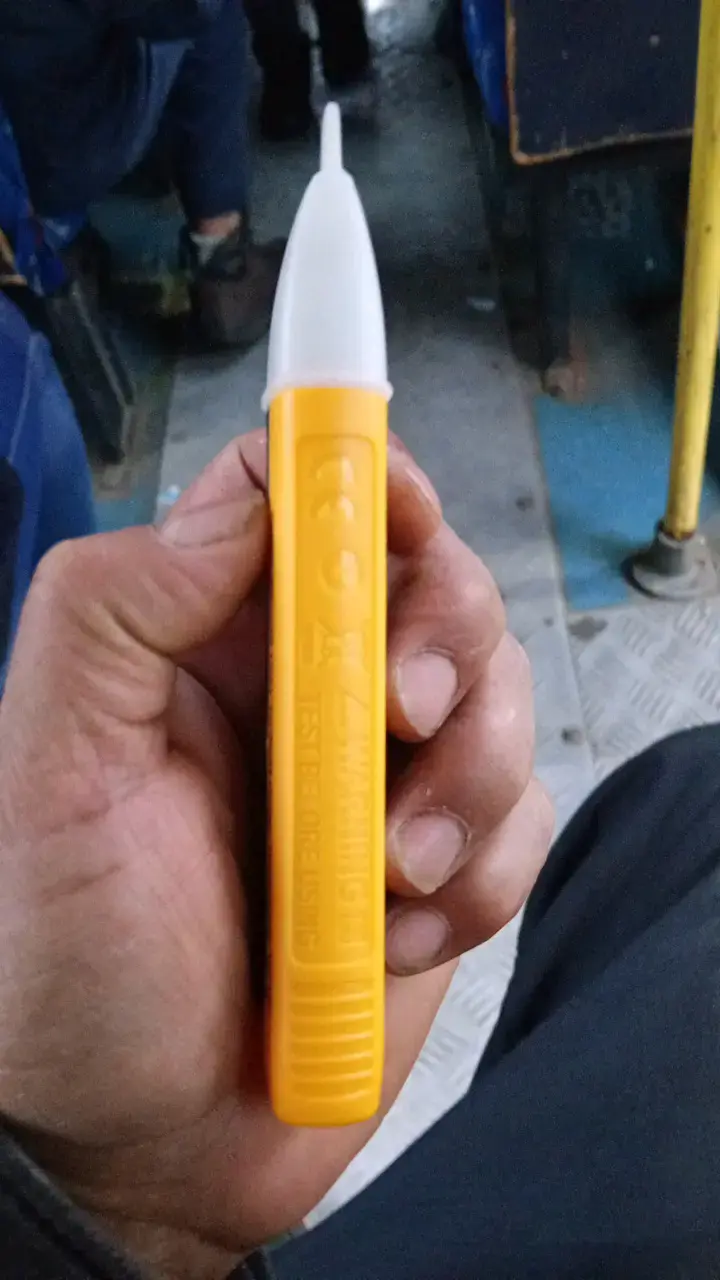 Detector de voltaje sin contacto amarillo - 2