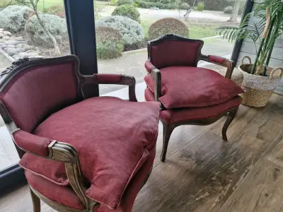 Sillones vintage de madera con cojines rojos - miniatura 1