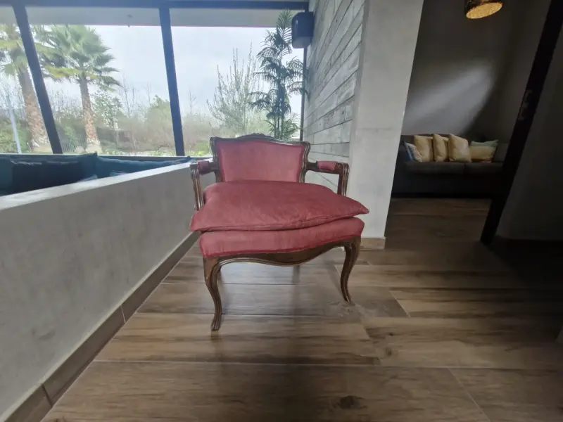 Sillones vintage de madera con cojines rojos - 2