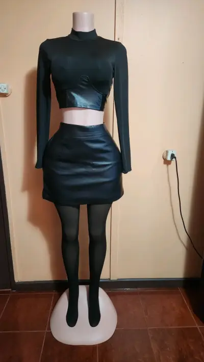 Conjunto de falda y top negro elegante - miniatura 1