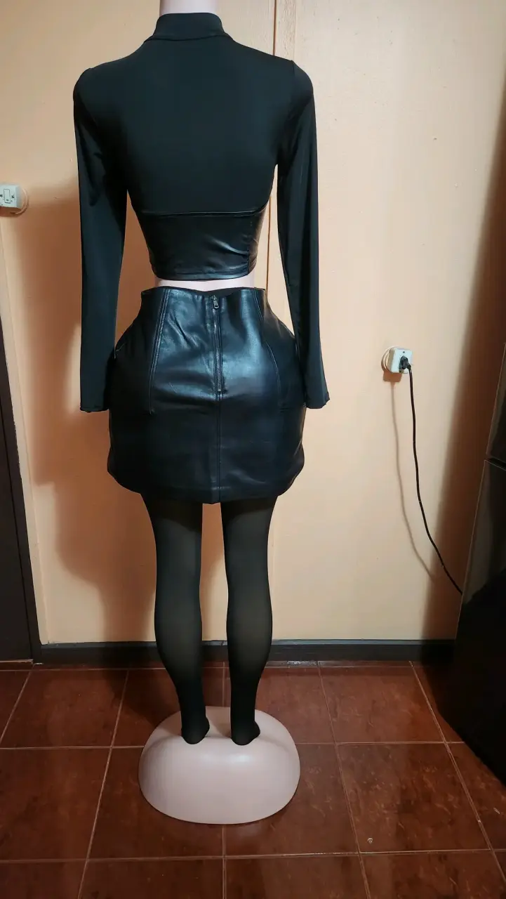 Conjunto de falda y top negro elegante - 2