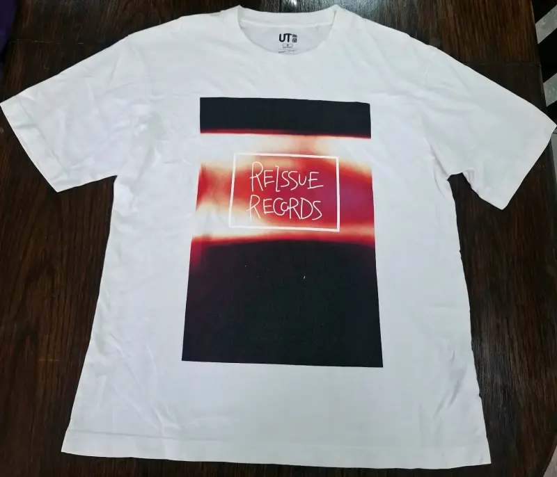 Polera Uniqlo UT x Kenshi Yonezu