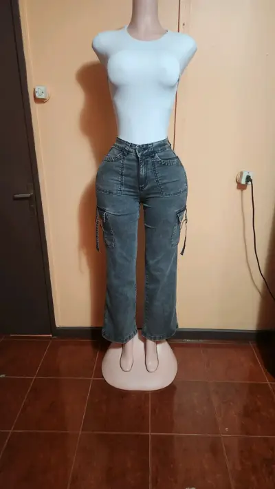 Jeans cargo gris para mujer con bolsillos - miniatura 1