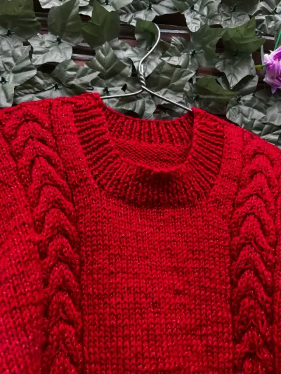 Suéter Rojo Tejido con Diseño de Trenzas - miniatura 3