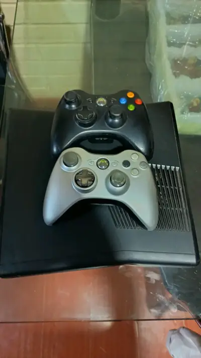 Consola Xbox 360 con dos controles - miniatura 1