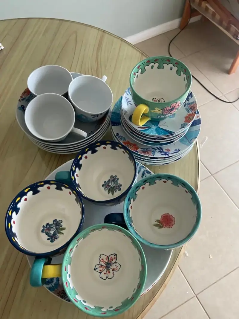 Juego de tazas y platos de cerámica decorados