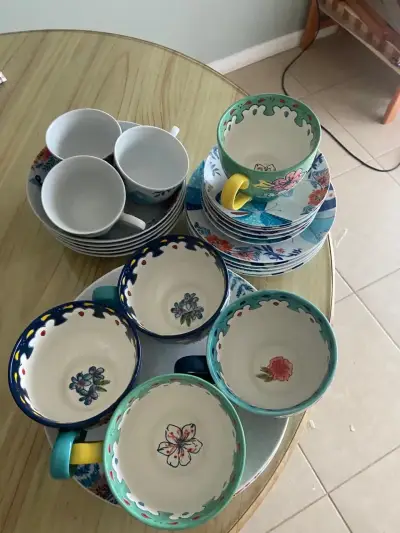 Juego de tazas y platos de cerámica decorados - miniatura 1