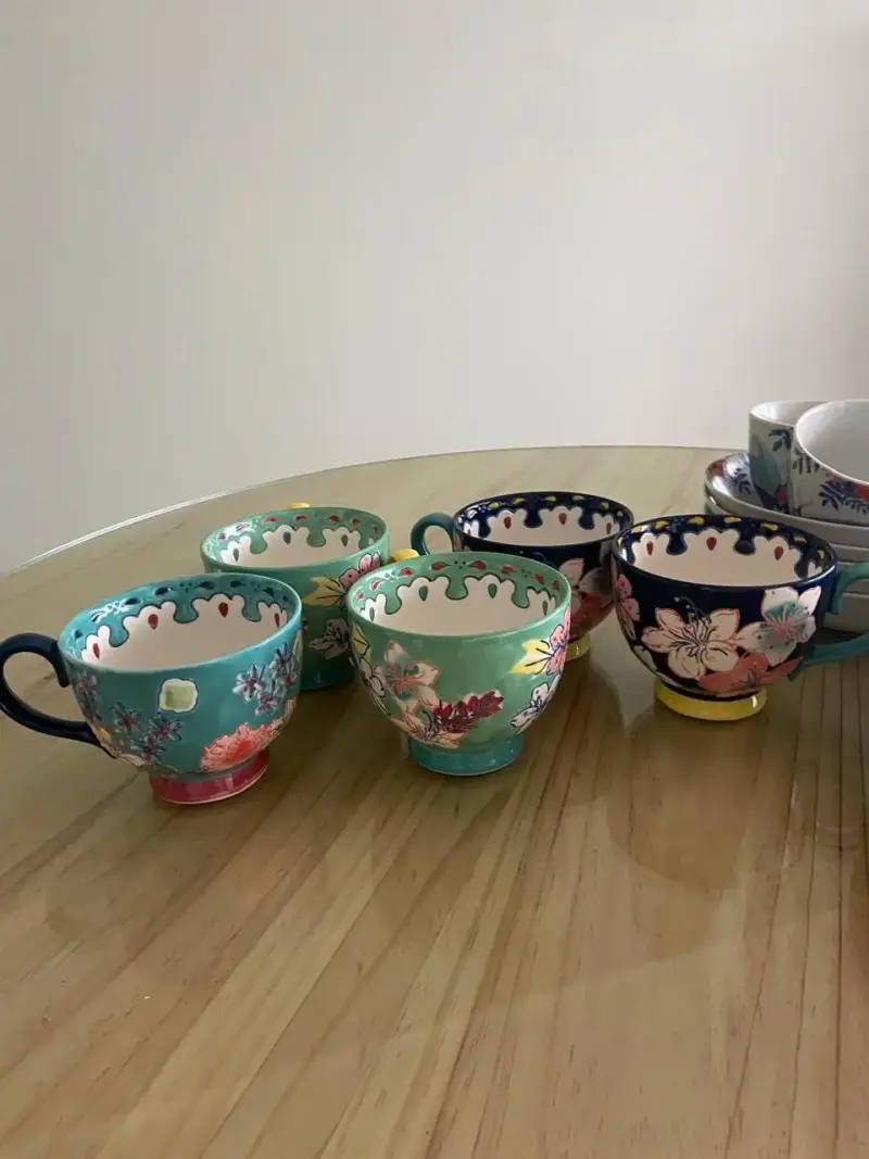 Juego de tazas y platos de cerámica decorados - 2