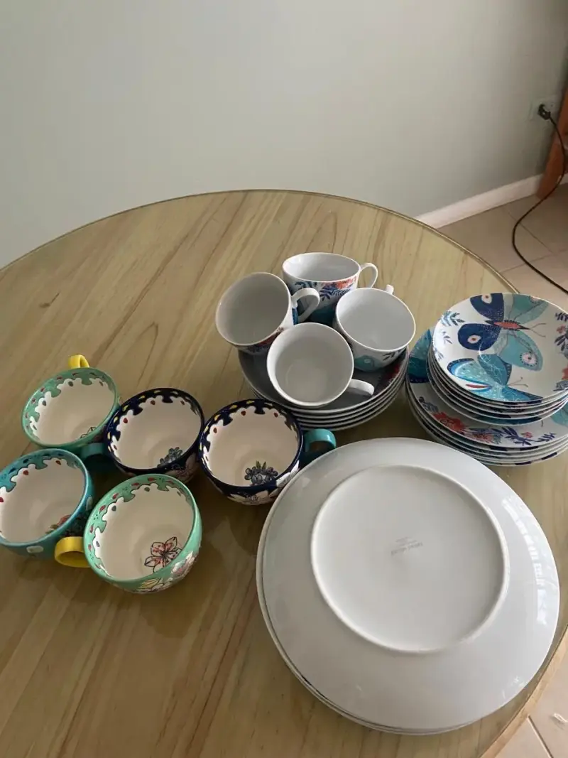 Juego de tazas y platos de cerámica decorados - 3