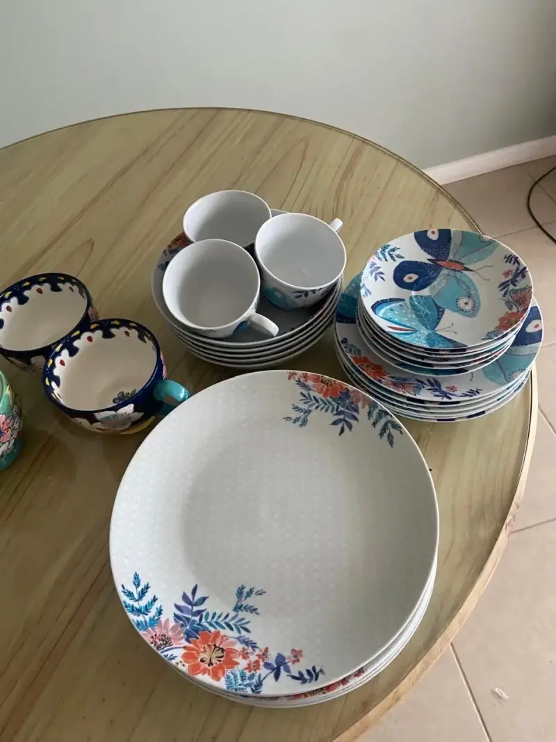 Juego de tazas y platos de cerámica decorados - 4