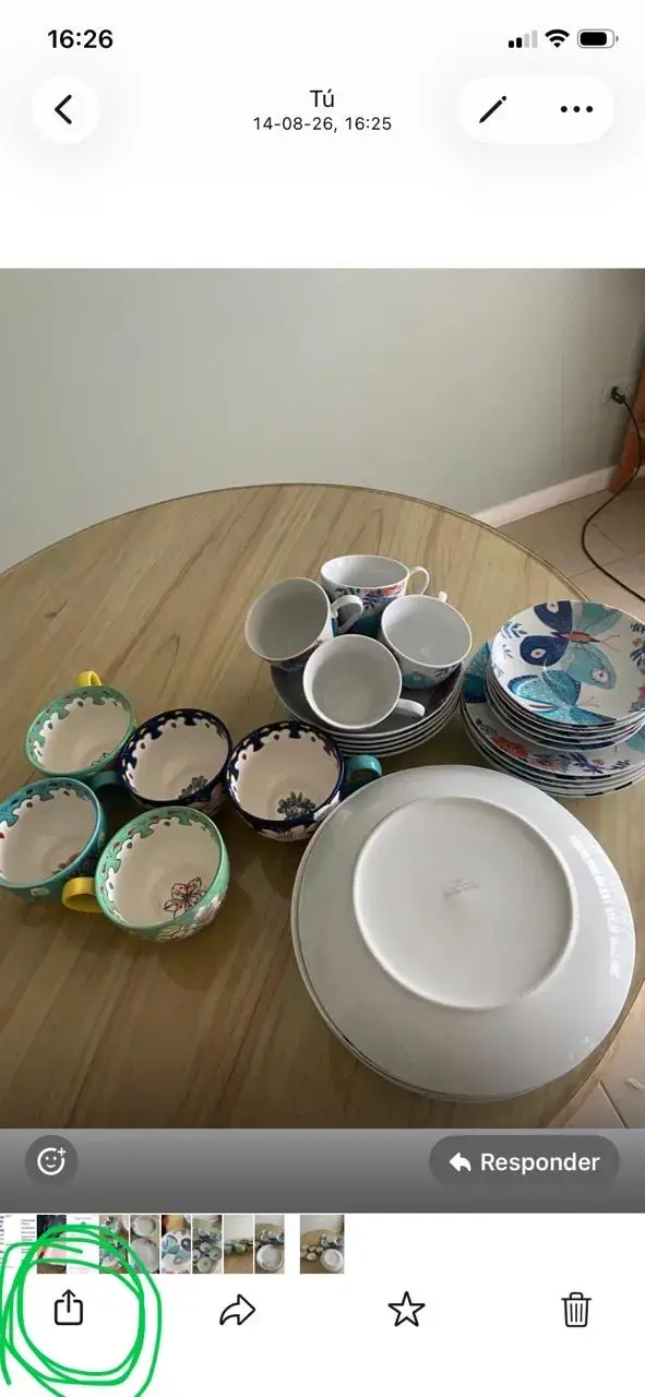 Juego de tazas y platos de cerámica decorados - 5