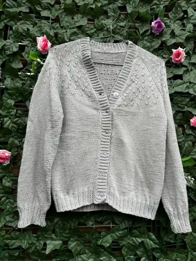 Chaleco de punto gris con diseño calado - miniatura 1