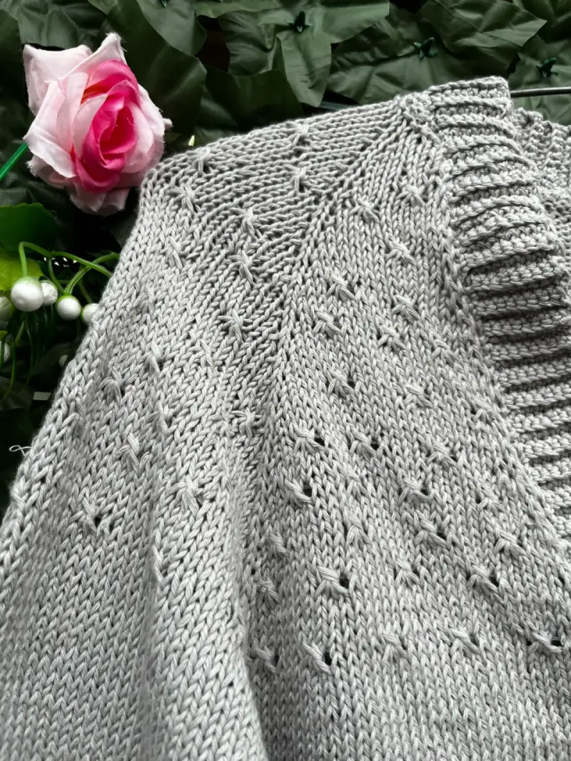 Chaleco de punto gris con diseño calado - 2