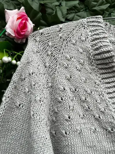 Chaleco de punto gris con diseño calado - miniatura 2
