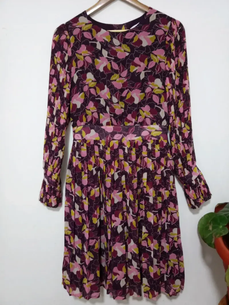Vestido floral de manga larga en tonos rosados
