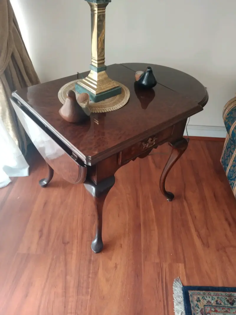 Mesa de Madera Clásica con Cajón - 2