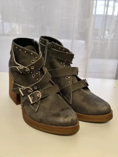 Botines de cuero gris con hebillas y tacón alto - miniatura 1