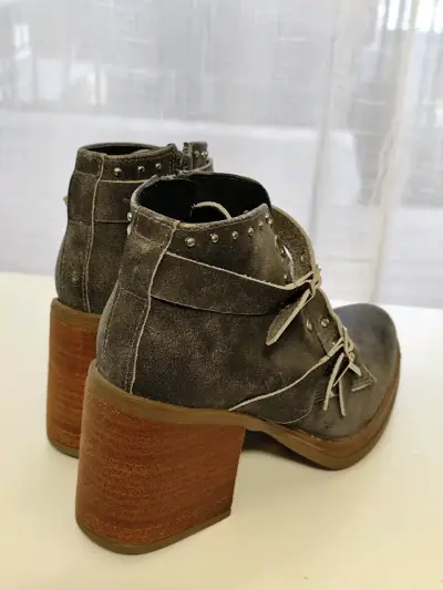 Botines de cuero gris con hebillas y tacón alto - miniatura 2