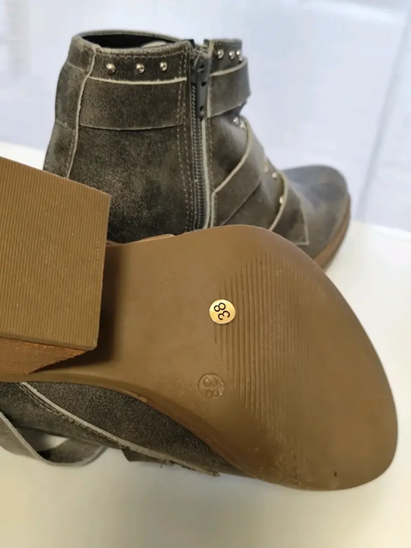 Botines de cuero gris con hebillas y tacón alto - 3