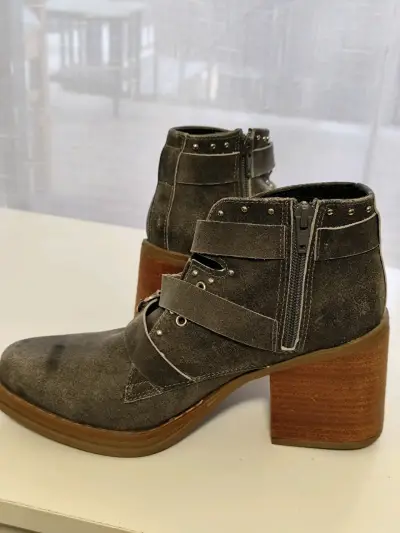Botines de cuero gris con hebillas y tacón alto - miniatura 4