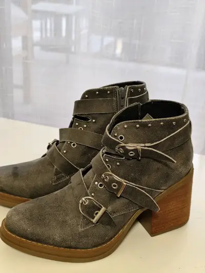 Botines de cuero gris con hebillas y tacón alto - miniatura 5