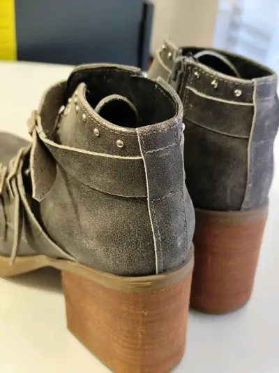 Botines de cuero gris con hebillas y tacón alto - miniatura 6