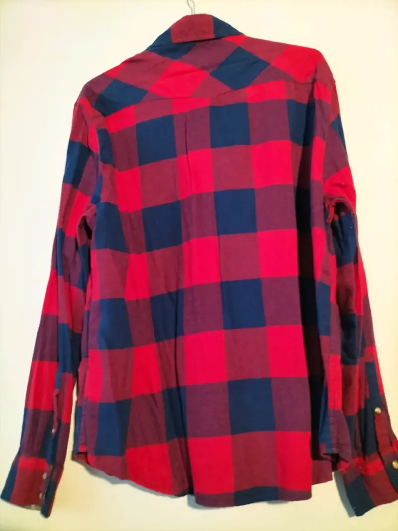 Camisa de franela a cuadros roja y azul