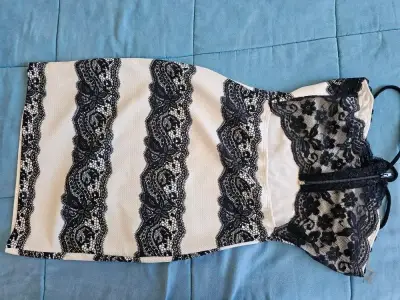 Vestido ajustado con encaje negro y blanco - miniatura 1