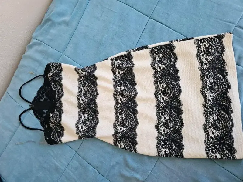 Vestido ajustado con encaje negro y blanco - 2