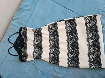 Vestido ajustado con encaje negro y blanco - miniatura 2