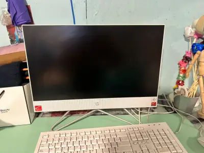 Computador All-in-One HP con teclado y mouse - miniatura 1