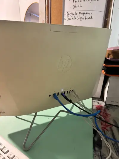 Computador All-in-One HP con teclado y mouse - miniatura 2