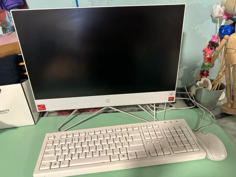 Computador All-in-One HP con teclado y mouse - 3