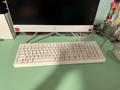 Computador All-in-One HP con teclado y mouse - miniatura 4