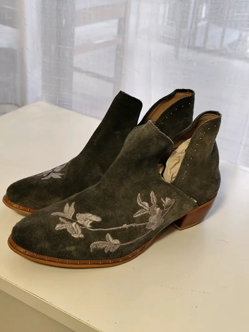 Botines de gamuza bordados en gris - 1