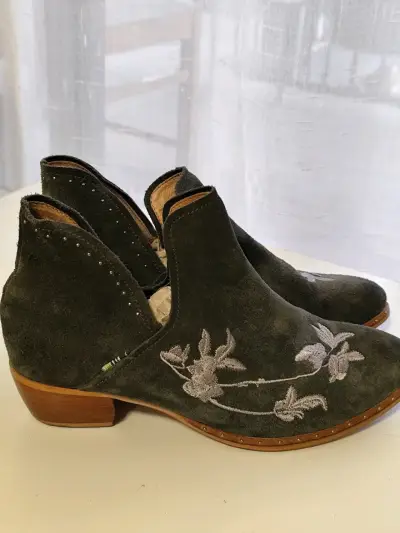Botines de gamuza bordados en gris - miniatura 2