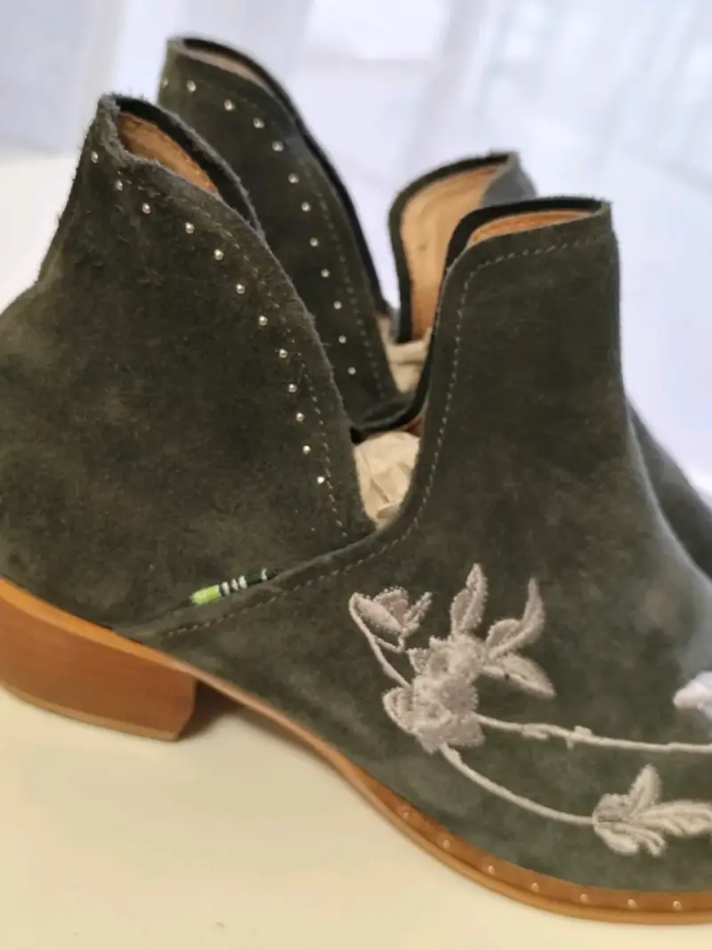 Botines de gamuza bordados en gris - 3