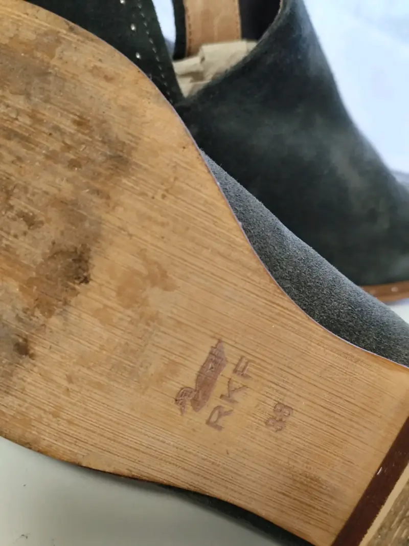 Botines de gamuza bordados en gris - 4