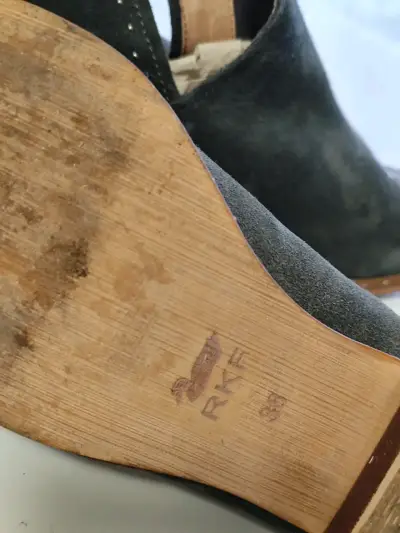 Botines de gamuza bordados en gris - miniatura 4