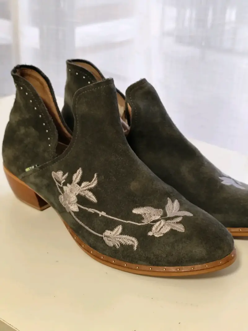 Botines de gamuza bordados en gris - 6