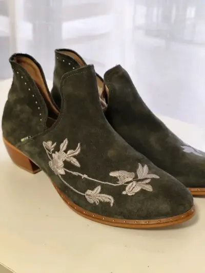 Botines de gamuza bordados en gris - miniatura 6
