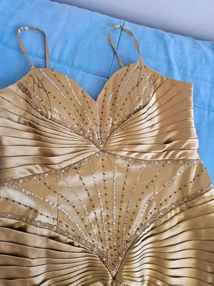 Vestido de fiesta dorado con lentejuelas - 1