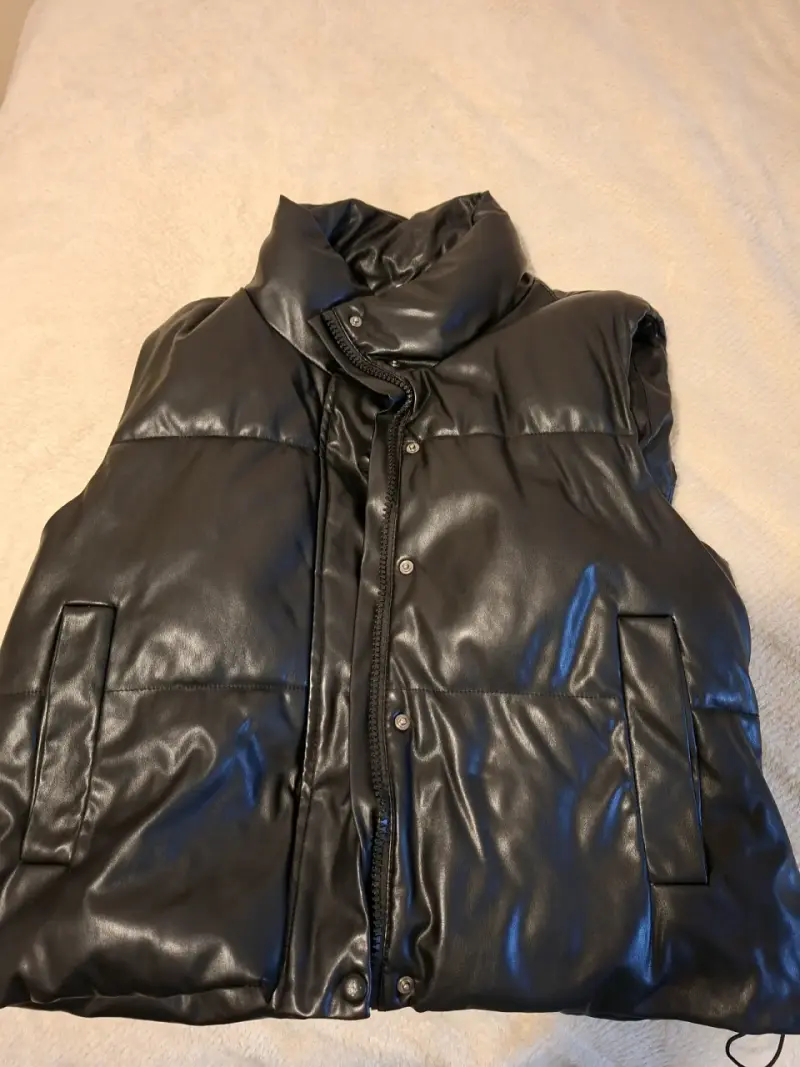 Parka negra sin mangas