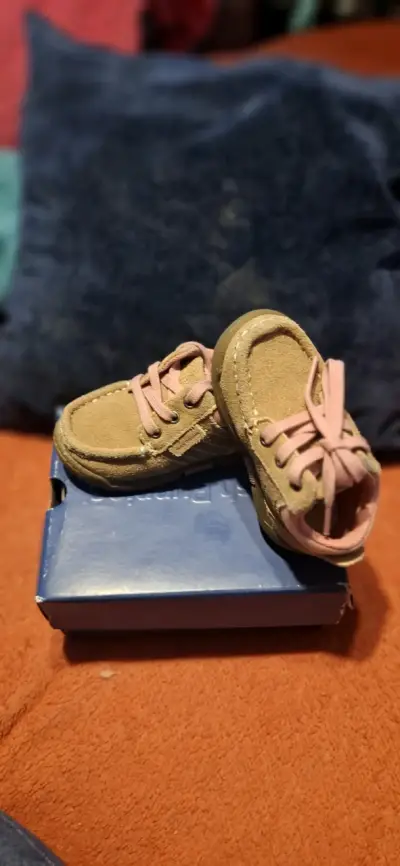 Zapatillas de bebé color beige con cordones rosados - miniatura 1