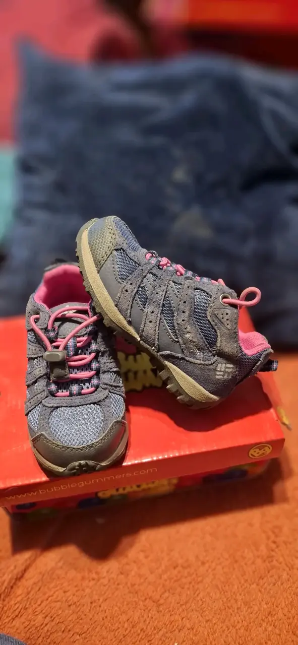 Zapatillas de bebé color beige con cordones rosados - 2