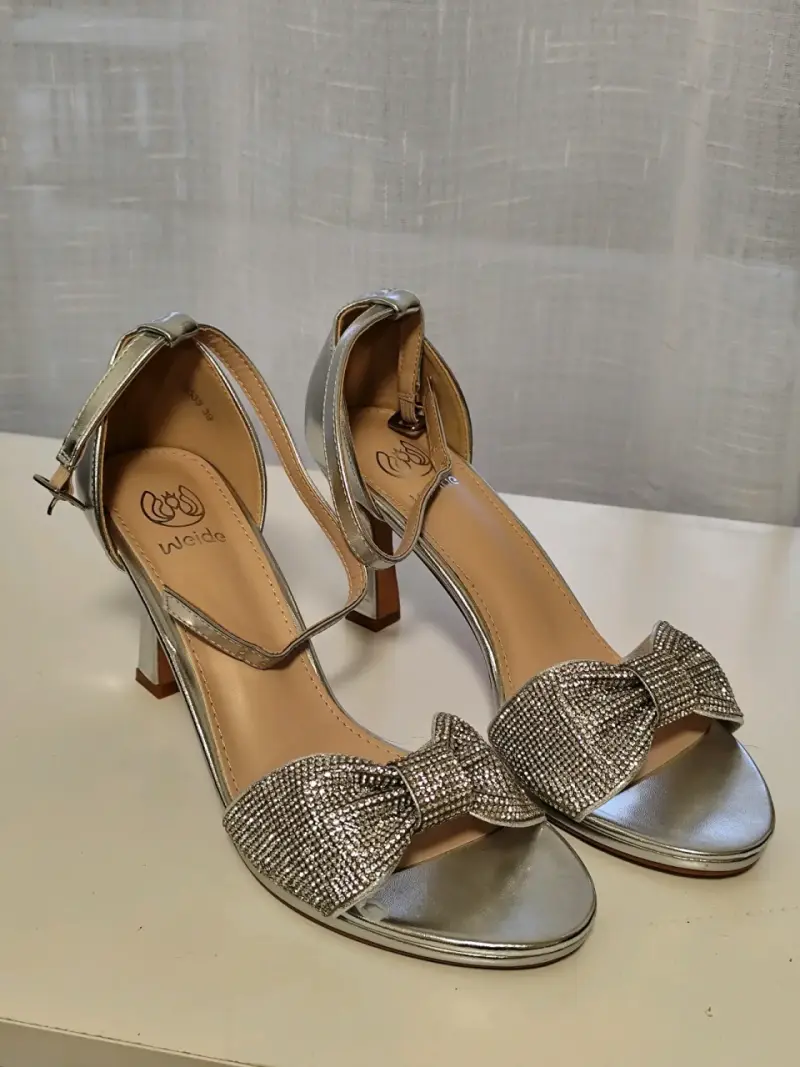 Sandalias de tacón plateadas con lazo brillante - 1